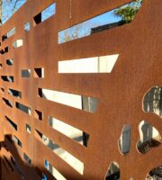 Nowoczesne ogrodzenie Corten przy domu z cegły, murek kamienny i ozdobne panele ogrodzeniowe CNC, Metal Fence, Garden Privacy, Sichtschutz, Rostoptik Zaun.